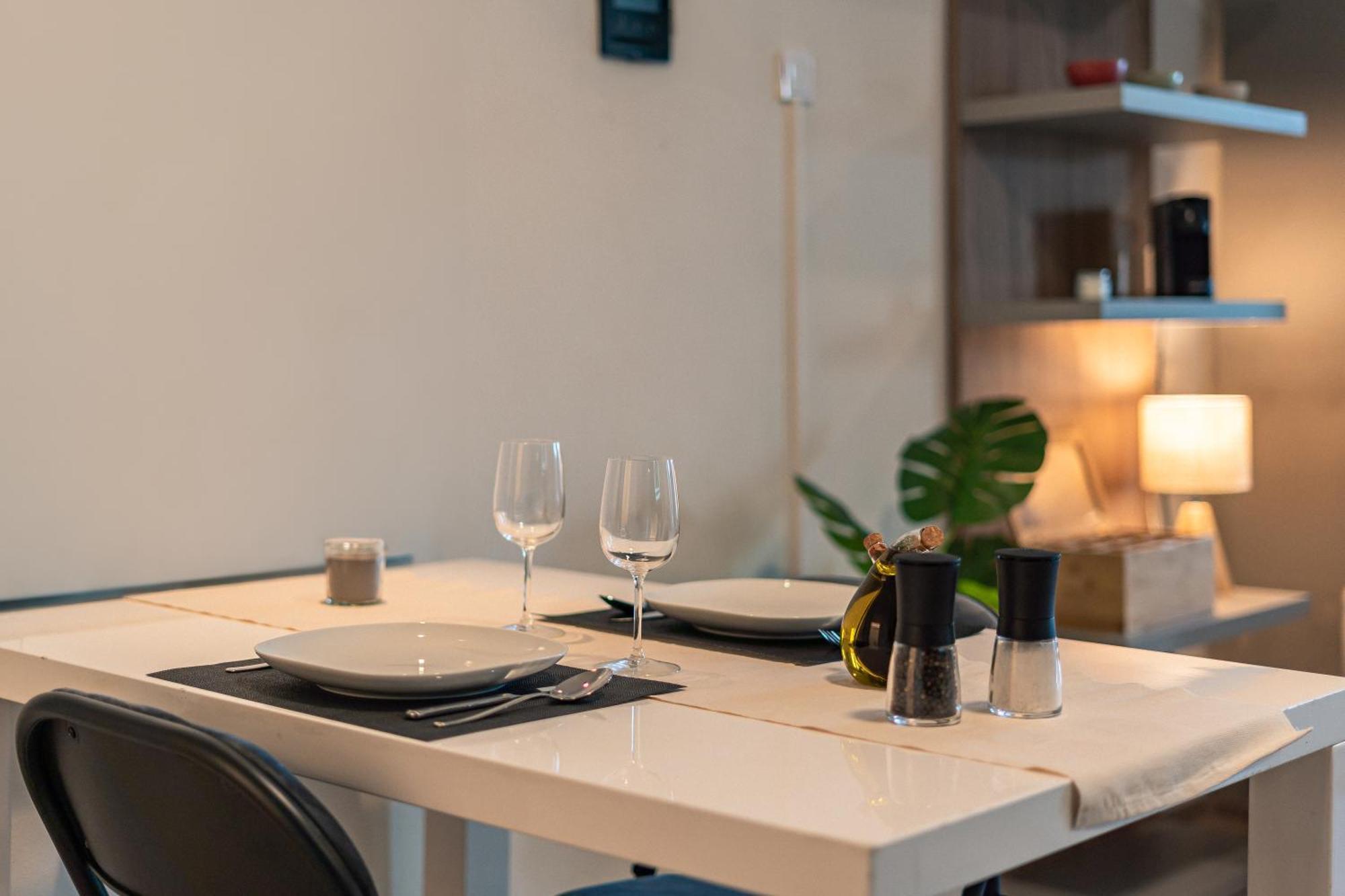 Crest - Riverside Lofts Mit Parken I Balkon I Kueche I Regendusche *