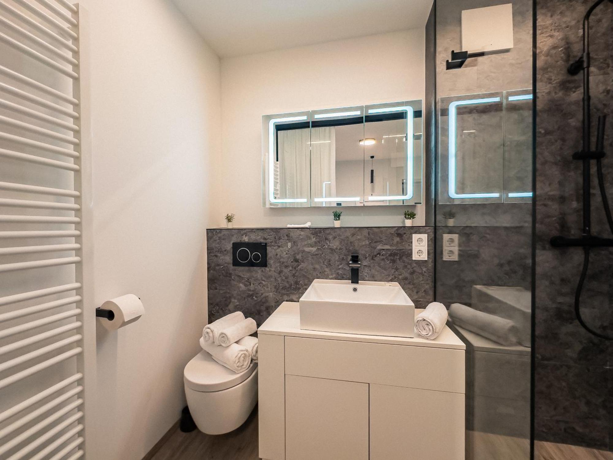 Crest - Riverside Lofts Mit Parken I Balkon I Kueche I Regendusche *