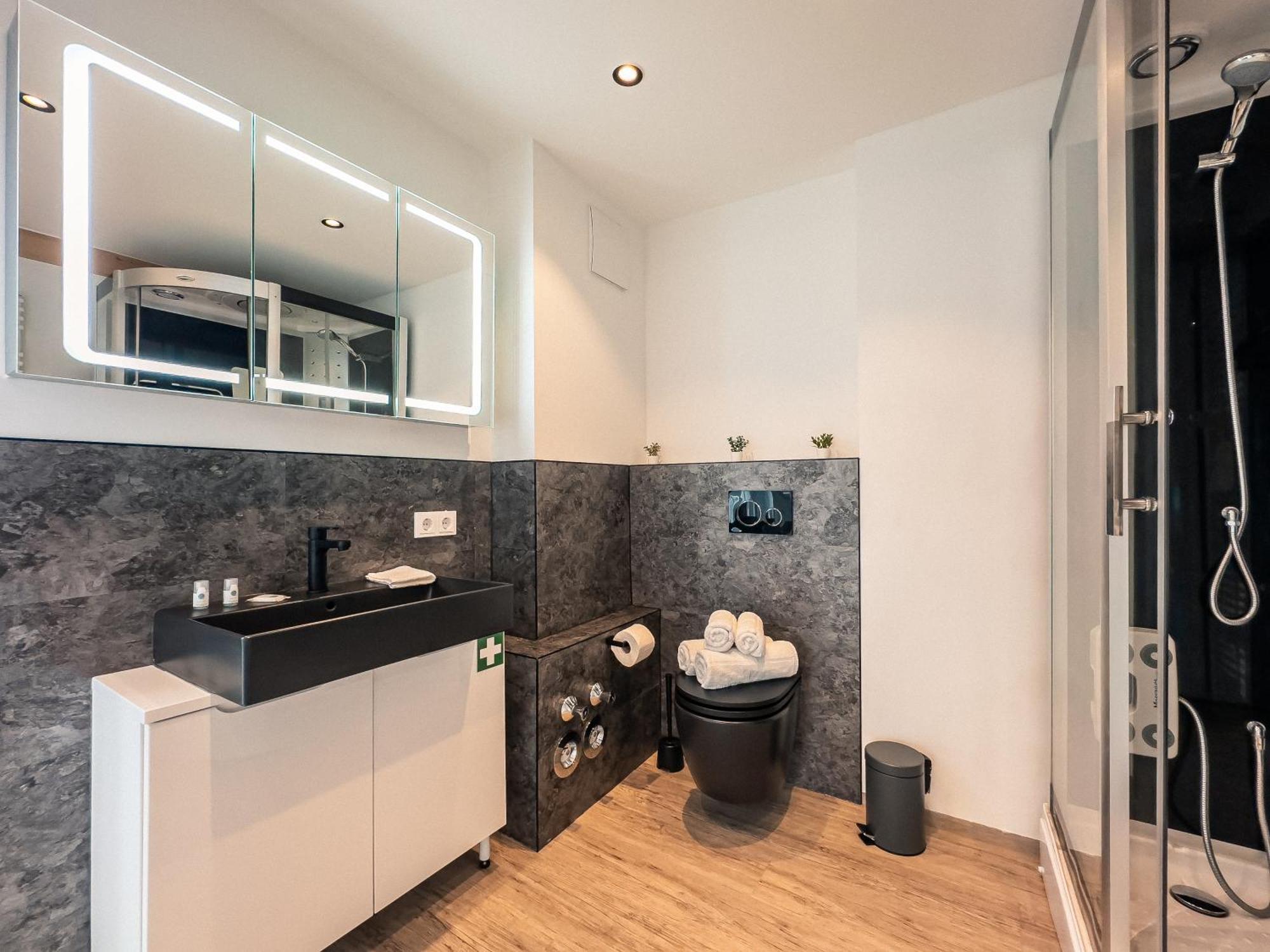 Apartment Crest - Riverside Lofts Mit Parken I Balkon I Kueche I Regendusche