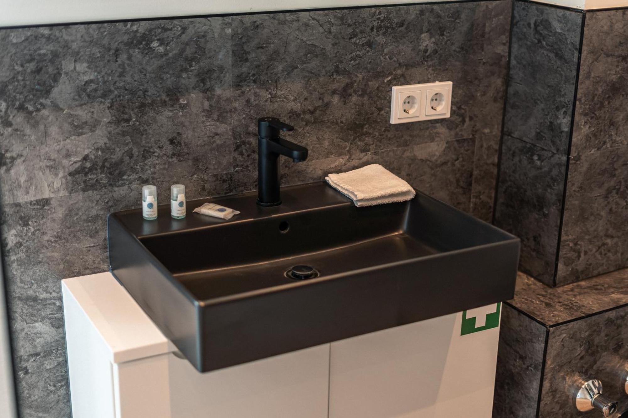 Crest - Riverside Lofts Mit Parken I Balkon I Kueche I Regendusche Apartment